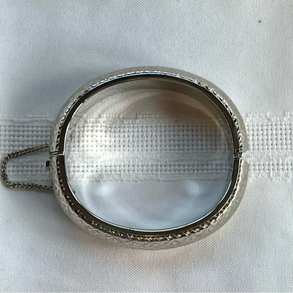 Silver Tone Hinged Bangle Bracelet Safety Chain VTG EUC - Picture 8 of 9